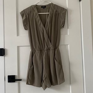 EUC ARITZIA BABATON Romper ✨
